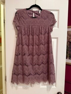 SPEECHLESS. Women’s Lace Overlay Dress in Mauve